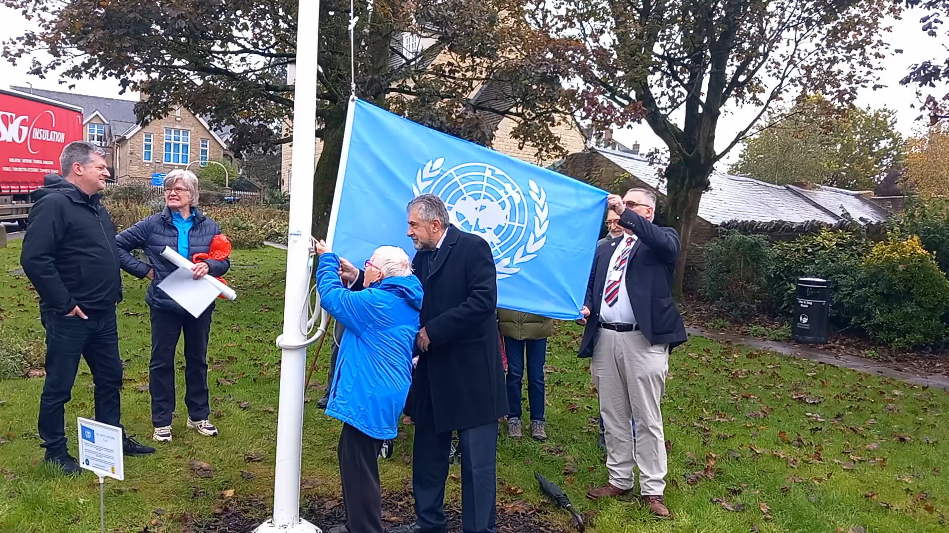 Members of Chipping Norton Amnesty and Chipping Norton Town Council raising the UN flag