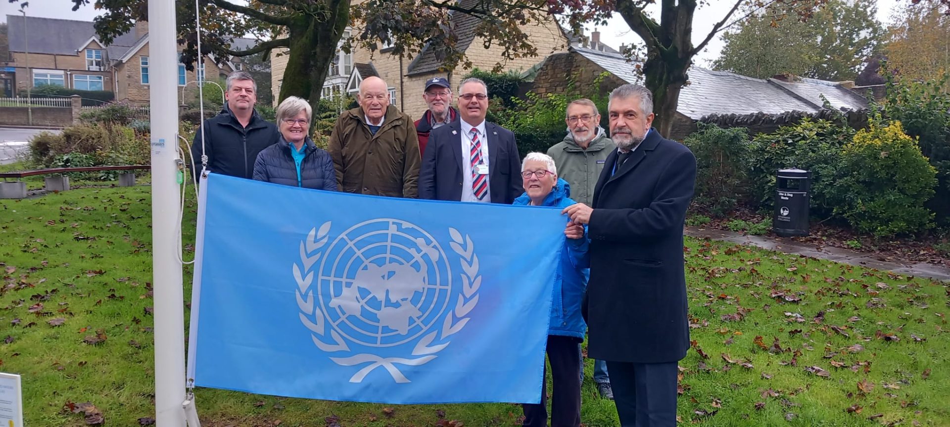 Members of Chipping Norton Amnesty and Chipping Norton Town Council with the UN flag 